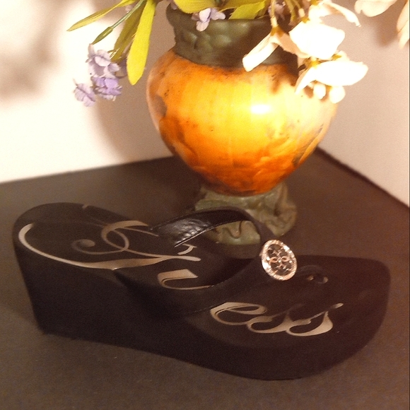 Guess platform flip flops,size - Picture 3 of 4